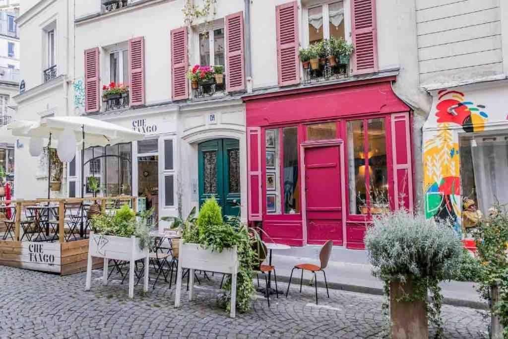 Amelie Poulain In Heart Of Montmartre Parijs