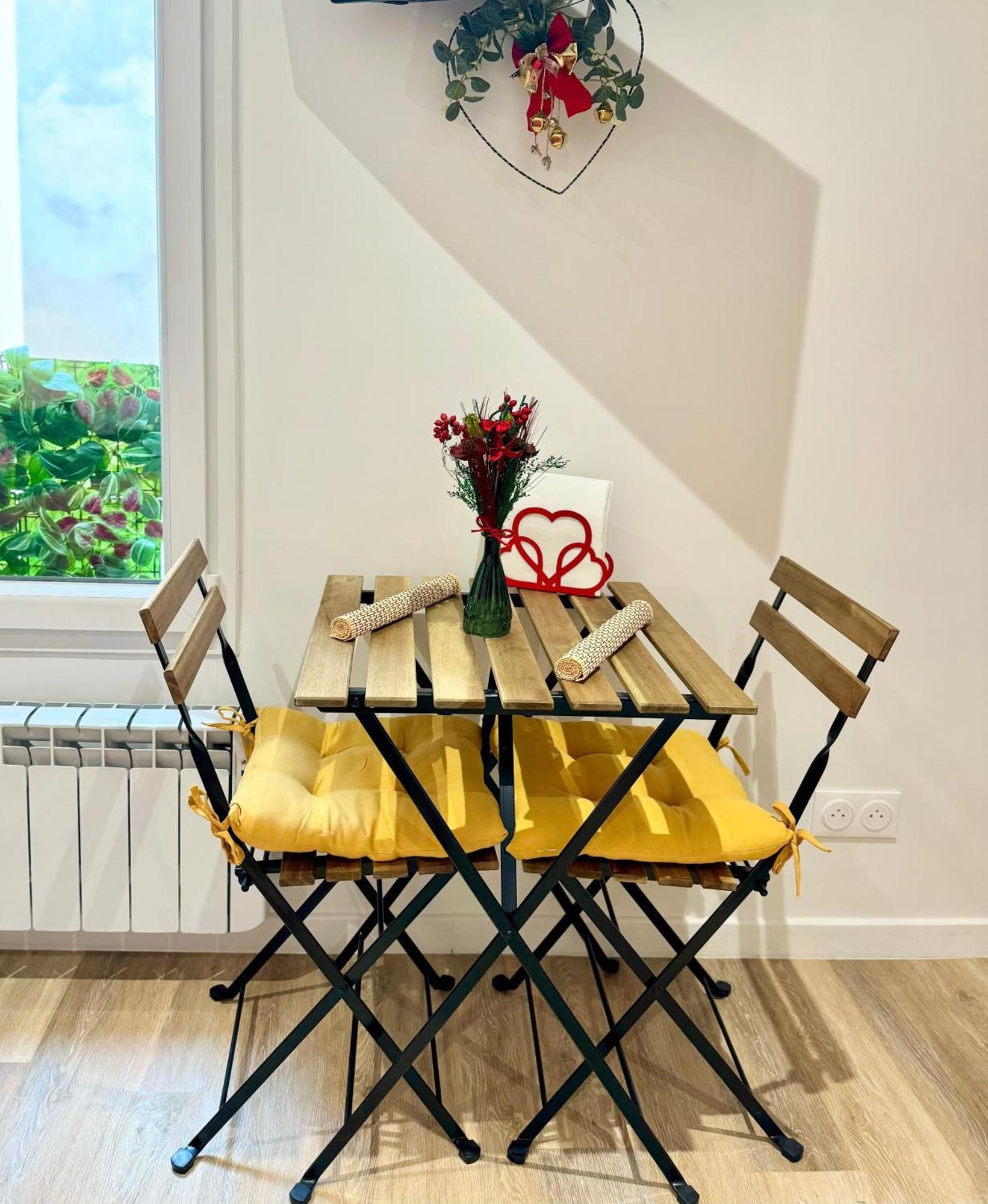 Amelie Poulain In Heart Of Montmartre Appartement Parijs